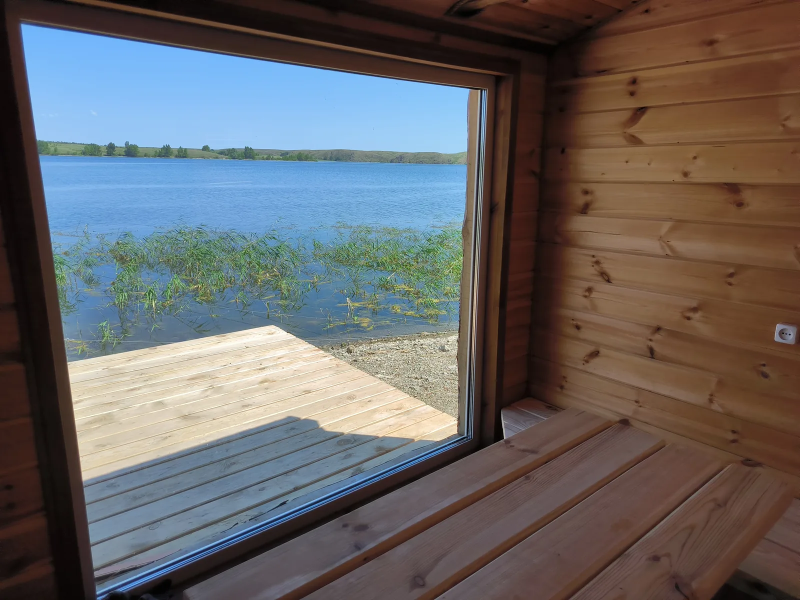 Вид на воду из панорамного окна бани