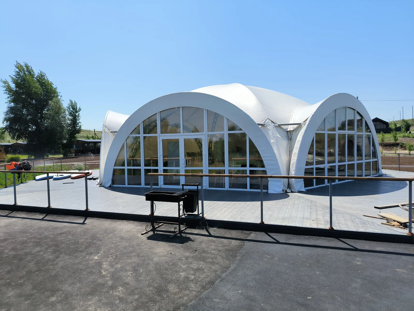 Купол-шатёр «Ближний Край» снаружи — арочная конструкция 15 × 13 м