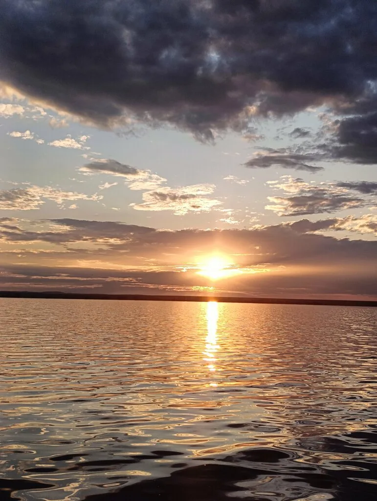 Закат золотой на воде